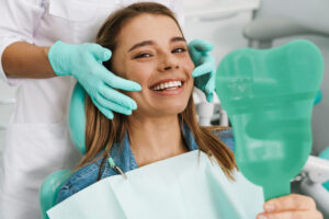 Patient consultation about tooth sensitivity in a modern dental office